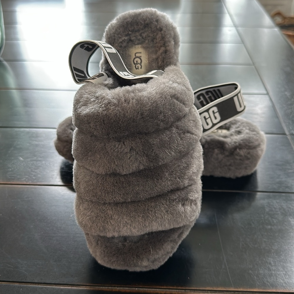 UGGS - Picture 4 of 5